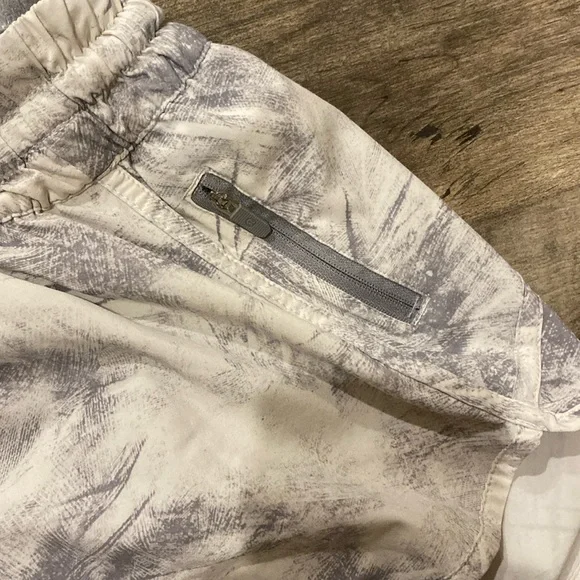 Lululemon Tracker Short Grey White 4” Size 8 - Picture 2 of 6